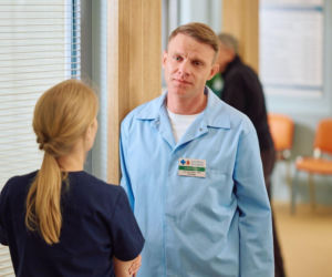 Na Wspólnej, odcinek 4185: Cieślik zeznaje, że jest ofiarą podstępu. Czy ktoś uwierzy w jego słowa?