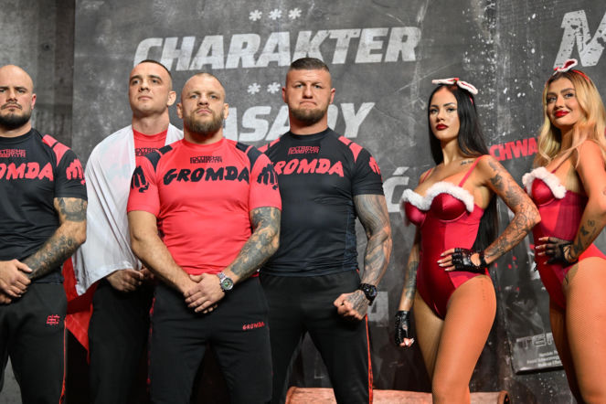 Seksowne ring girl GROMDY w skąpych strojach! Święty Mikołaj wysłał je na Mikołajki [GALERIA]