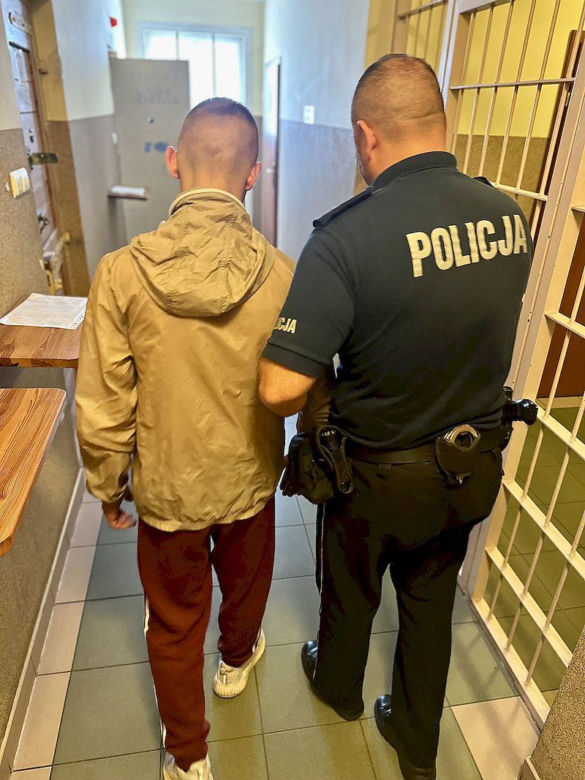 Przyjechał do Jastrzębiej Góry do pracy. Policjanci zgarnęli go na środku ulicy