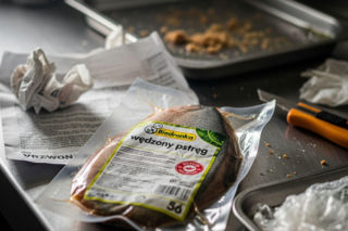 Uwaga na ryby. GIS alarmuje: popularny wędzony pstrąg pilnie wycofywany z Biedronki