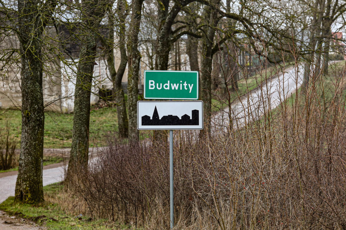 Budwity. Tragiczny wypadek. Arkadiusz zginął przez głupi zakład. Tego samego dnia zmarła jego teściowa. Z samochodu wyrwało kierownicę