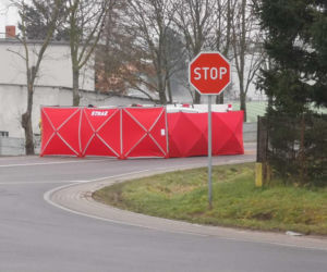 Śmiertelny wypadek na drodze krajowej. Poważne utrudnienia po zderzeniu osobówki z ciężarówką
