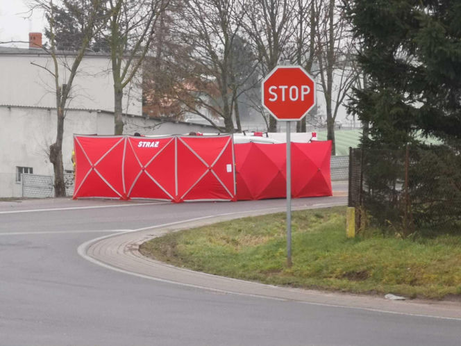 Śmiertelny wypadek na drodze krajowej. Poważne utrudnienia po zderzeniu osobówki z ciężarówką