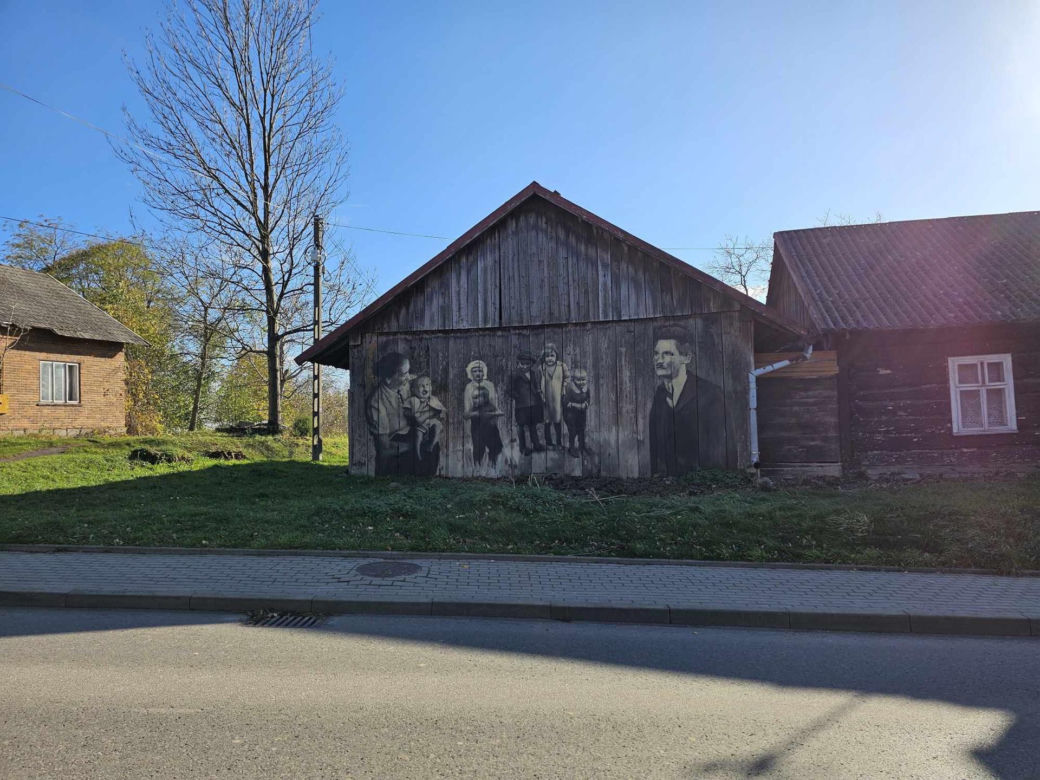Poruszający mural rodziny Ulmów w Markowej