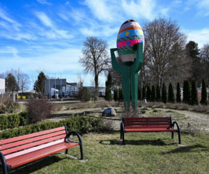 Pomnik Ziemniaka w wielkanocnej odsłonie