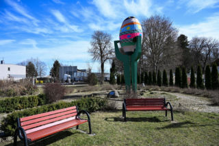 Pomnik Ziemniaka w wielkanocnej odsłonie