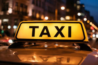 Taksówkarz nie mógł dobudzić pasażera. 32-latek trafił do celi