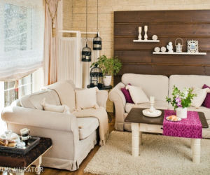 Biała sofa w salonie