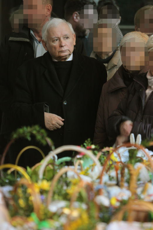 Jarosław Kaczyński ze skromnym koszyczkiem 