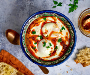 Znudziła Ci się jajecznica? Spróbuj tych puszystych jajek po turecku (Çılbır). Gotowe w 10 minut!