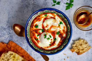 Znudziła Ci się jajecznica? Spróbuj tych puszystych jajek po turecku (Çılbır). Gotowe w 10 minut!