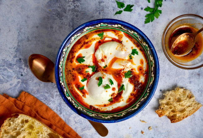 Znudziła Ci się jajecznica? Spróbuj tych puszystych jajek po turecku (Çılbır). Gotowe w 10 minut!