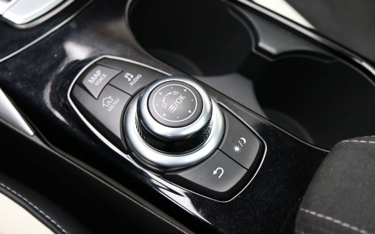 Infiniti Q30 Sport 2.0 Turbo AWD