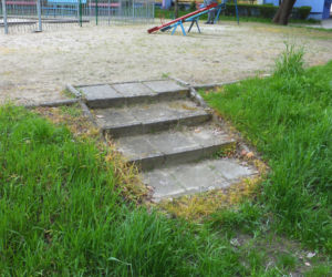Na skwerach i placach zabaw na Kozanowie schną rośliny