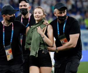 Dziewczyna przerwała mecz na Euro