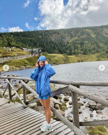 Banasiuk miał na co patrzeć! Boczarska wskoczyła do wodospadu w kostiumie