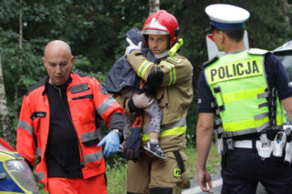To zdjęcie rozrywa serca. Strażak niesie 3-latka, który został na świecie bez rodziców. Tragiczny wypadek pod Tarnobrzegiem [ZDJĘCIA]