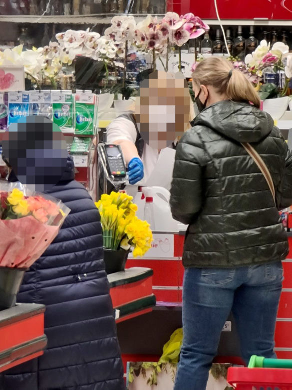 Sprzedali jej orzechy z robakami 