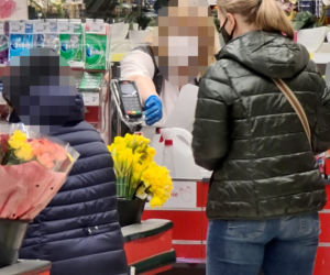 Sprzedali jej orzechy z robakami 