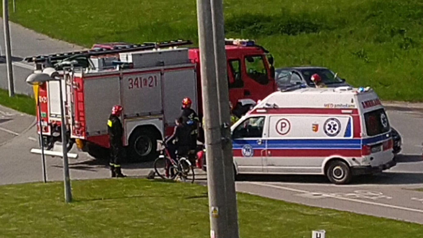 Nowy Sącz: 64-letnia rowerzystka uderzyła w osobowego citroena. Kobieta trafiła do szpitala