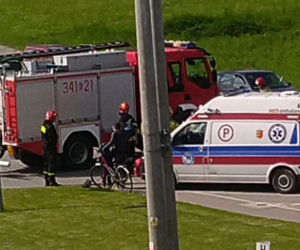 Nowy Sącz: 64-letnia rowerzystka uderzyła w osobowego citroena. Kobieta trafiła do szpitala