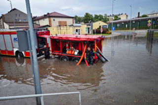 Zerwane dachy i powalone drzewa. Strażacy walczą ze skutkami burz na Podkarpaciu