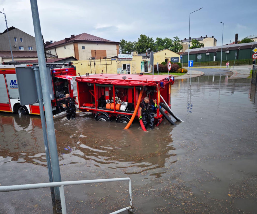 Strażacy pompują wodę z zalanej ulicy i posesji. O skutkach burz na Podkarpaciu przeczytasz na Eska Rzeszów.
