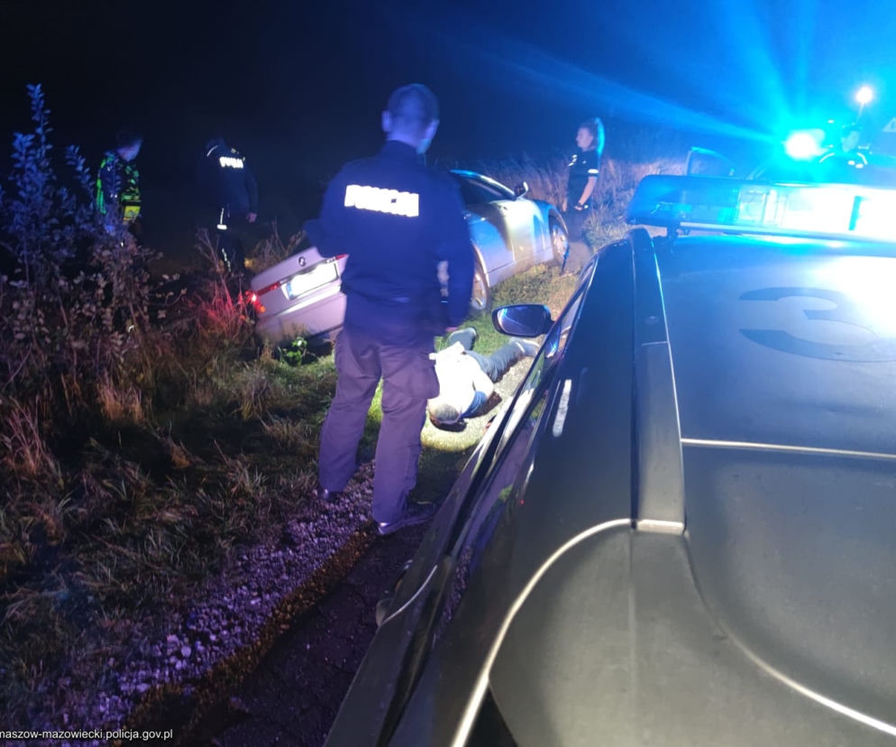 Tomaszów Mazowiecki: Rozbił BMW w rowie UCIEKAJĄC PRZED POLICJĄ. Dlaczego ZA WSZELKĄ CENĘ nie chciał się zatrzymać?
