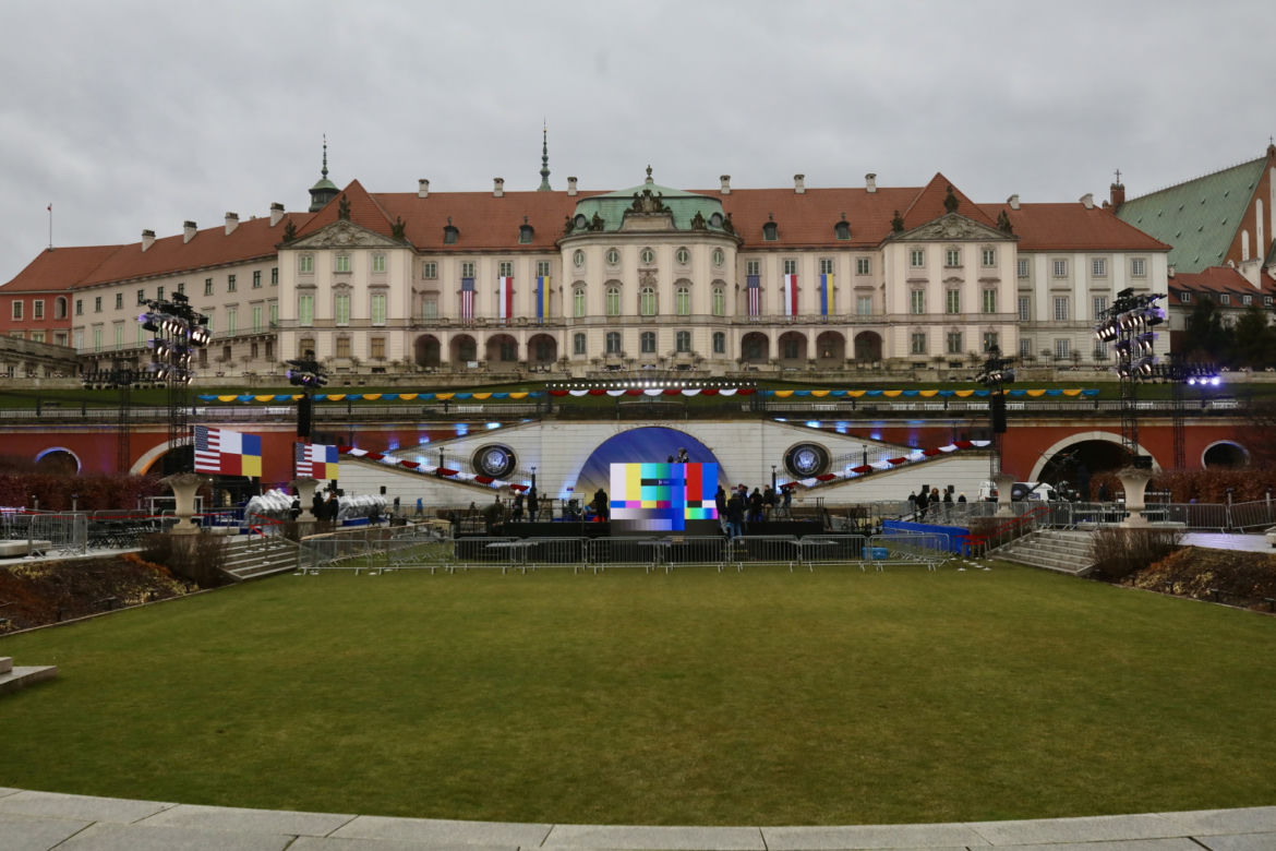 Przygotowania do wystąpienia Joe Bidena w Warszawie