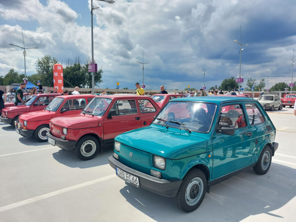 Zlot fiatów 126p w Galerii Libero w Katowicach