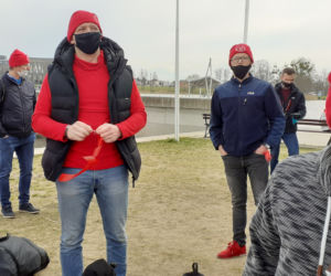 Sprzątali dno Jezioraka Dużego. Zobaczcie jak przebiegało i wyłowione skarby!
