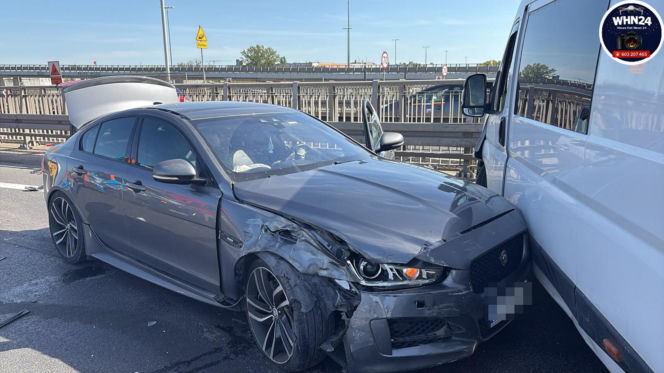 Drogim Jaguarem wbił się w bus. Potem uciekł