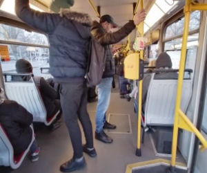 Tłok w autobusach i tramwajach w Warszawie
