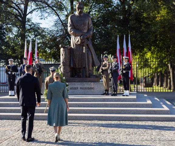 Nawrocka na obchodach 15 sierpnia. Stylizacja w szałwiowej zieleni