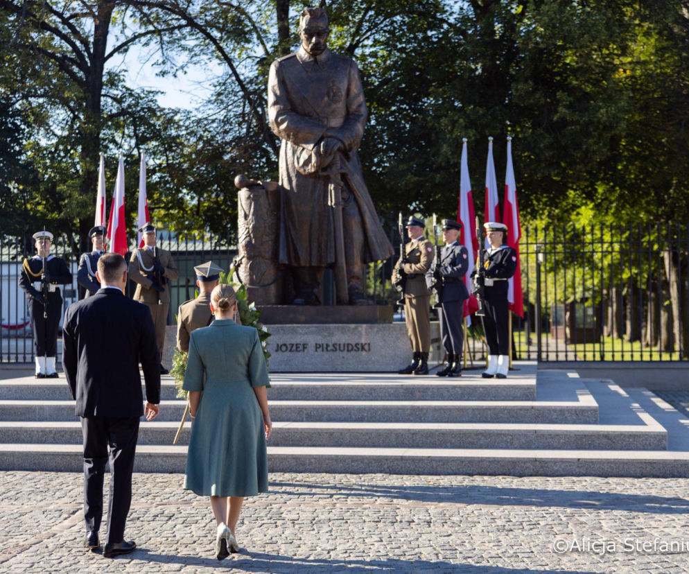 Karol Nawrocki z żoną pod pomnikiem Józefa Piłsudskiego. O obchodach Święta Wojska Polskiego przeczytasz na SE Polityka.