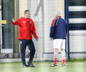 Donald Tusk gra w piłkę