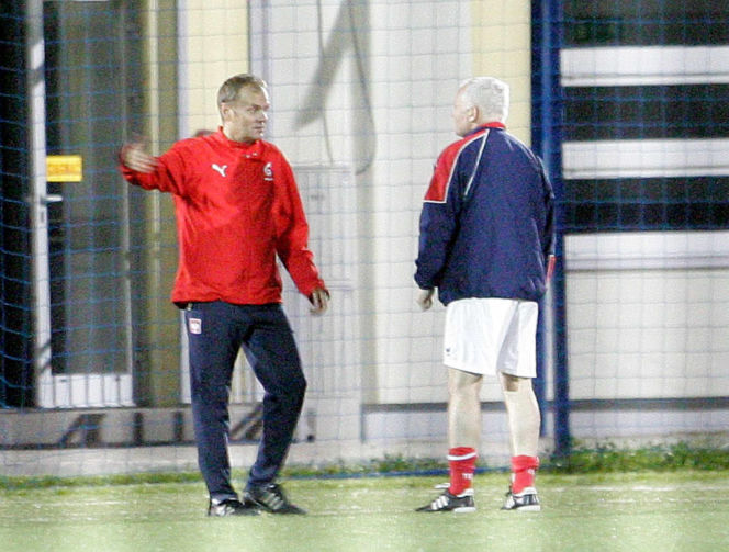 Donald Tusk gra w piłkę