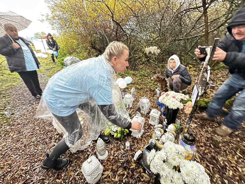 Mama cierpi po stracie Mai. Codziennie odwiedza miejsce znalezienia zwłok. Co powiedziałaby mordercy córki?