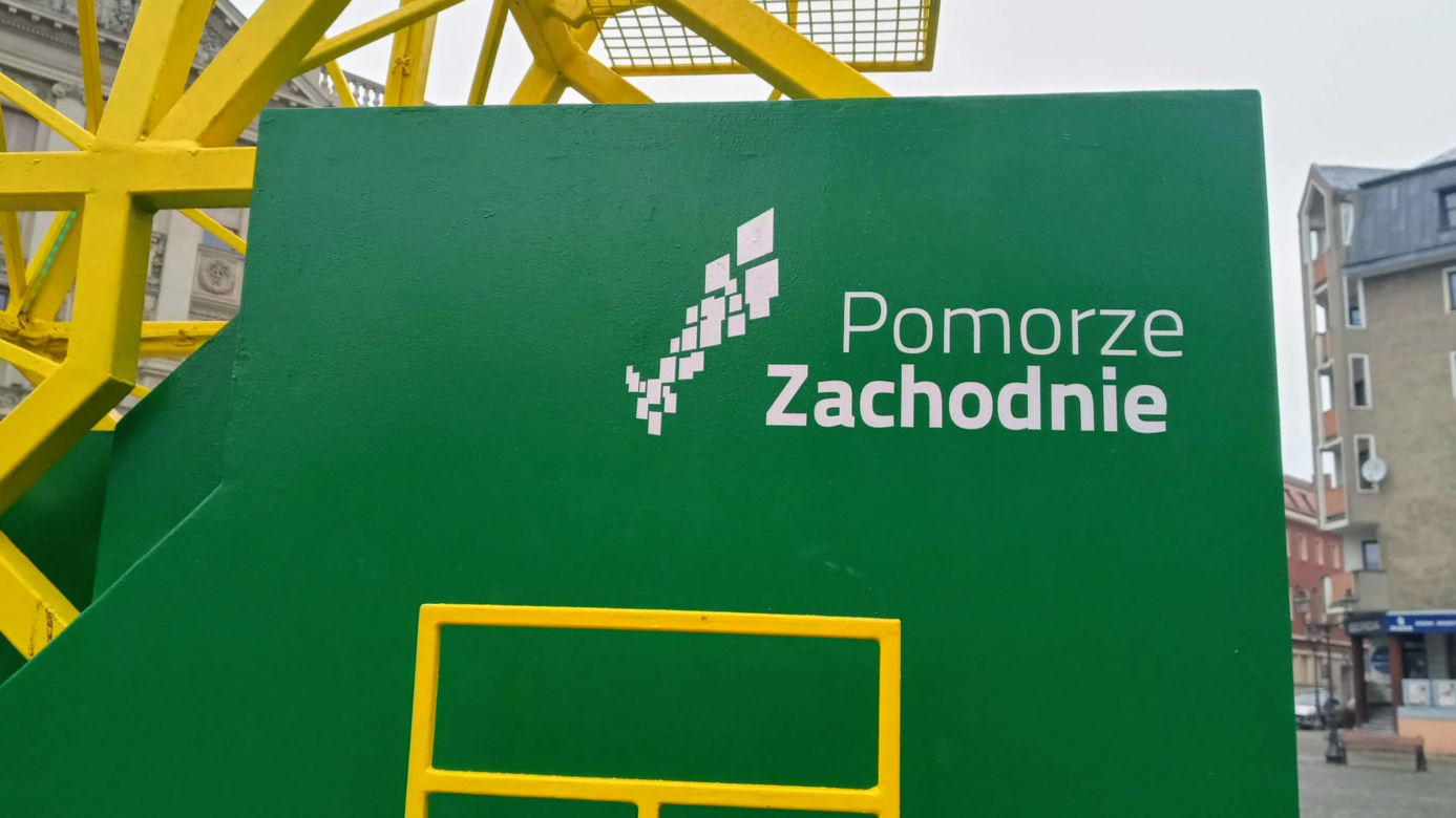 "Dźwigozaurowa" huśtawka stanęła na placu Orła Białego