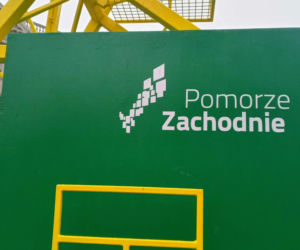 Dźwigozaurowa huśtawka stanęła na placu Orła Białego