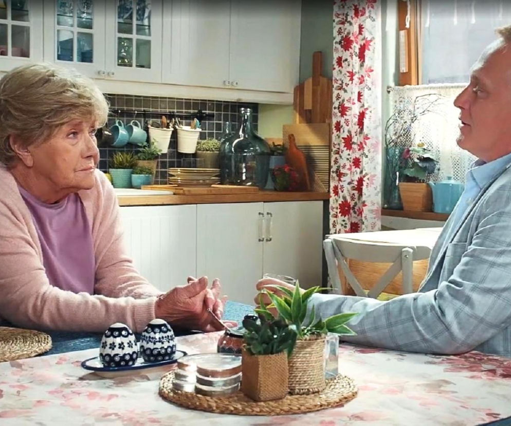 Barbara i Artur z serialu M jak miłość rozmawiają w kuchni. O prapremierze w VOD przeczytasz na SE Superseriale.