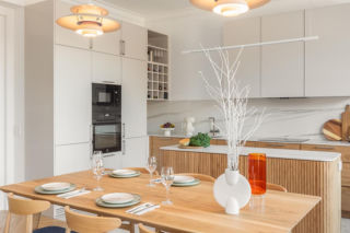 Kuchnia powstała w miejscu dawnych pokoi a łazienka w służbówce. Metamorfoza mieszkania na Mokotowie