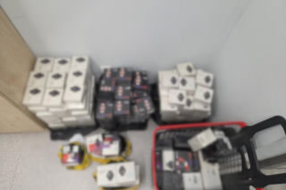 Zniknęło 2200 smartwatchy za fortunę. Podejrzani to młodzi mężczyźni z Afryki