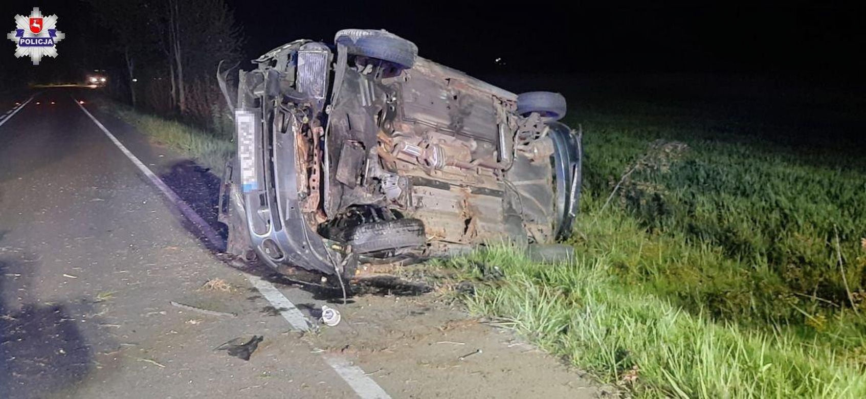 18-latka zdała prawo jazdy, ale egzamin na drodze oblała. Fiat dachował w rowie