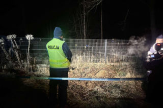 Ciało 12-latki przy szkole w Jeleniej Górze. „Dziewczynka leżała, a druga, zakrwawiona, stała przy płocie”