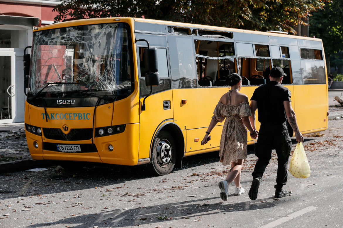 Brutalny atak na centrum ukraińskiego miasta. Pocisk spadł na teatr [ZDJĘCIA]
