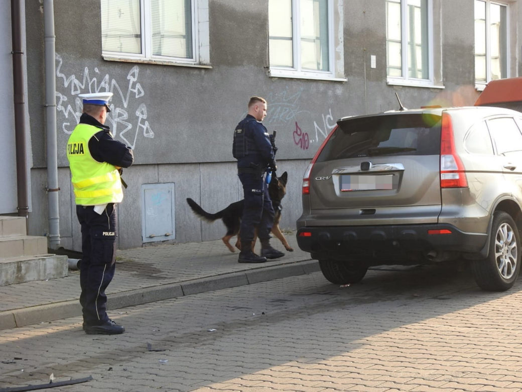 Warszawa. Huknął w bariery, roztrzaskał trzy auta i uciekł. Trwają poszukiwania kierowcy