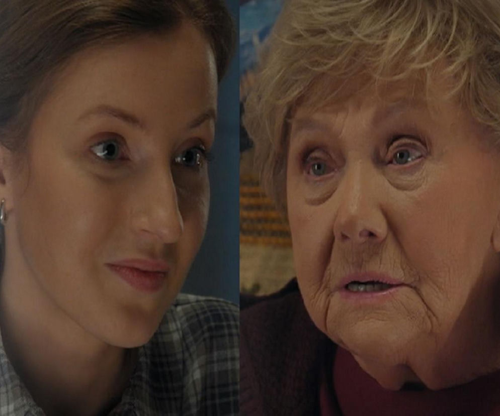 Portretowe zbliżenie na twarze Natalki Mostowiak (Dominika Suchecka) i Barbary Mostowiak (Teresa Lipowska) z serialu M jak miłość. Natalka, z włosami upiętymi w kok, w kratkowanej koszuli, spogląda w dół z wahaniem. Barbara, ze zmarszczkami i blond włosami, patrzy z troską, widząc niepewność wnuczki. Obie postacie wyrażają emocje związane z ważną rozmową o miłości. Więcej o ich losach na Super Seriale.