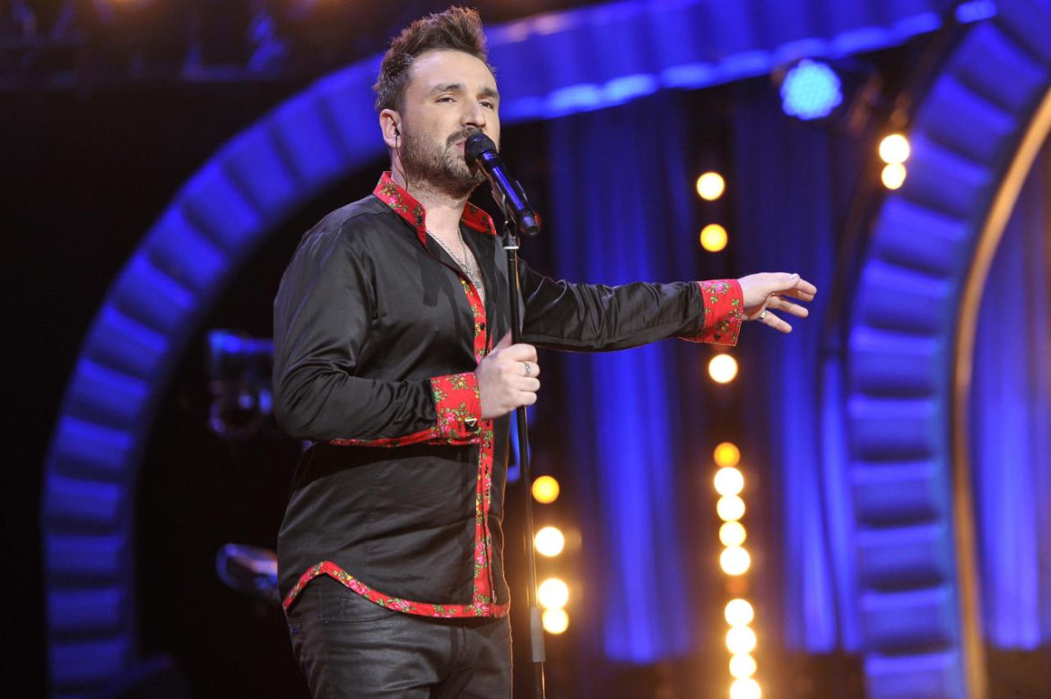 Niecodzienne sceny na warszawskim lotnisku. Zwycięzca "The Voice of Poland" zaśpiewał hymn czasów PRL-u 