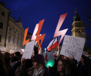 Ani jednej więcej. Kolejny dzień protestów. Ulicami Krakowa przeszedł tłum ludzi [ZDJĘCIA]